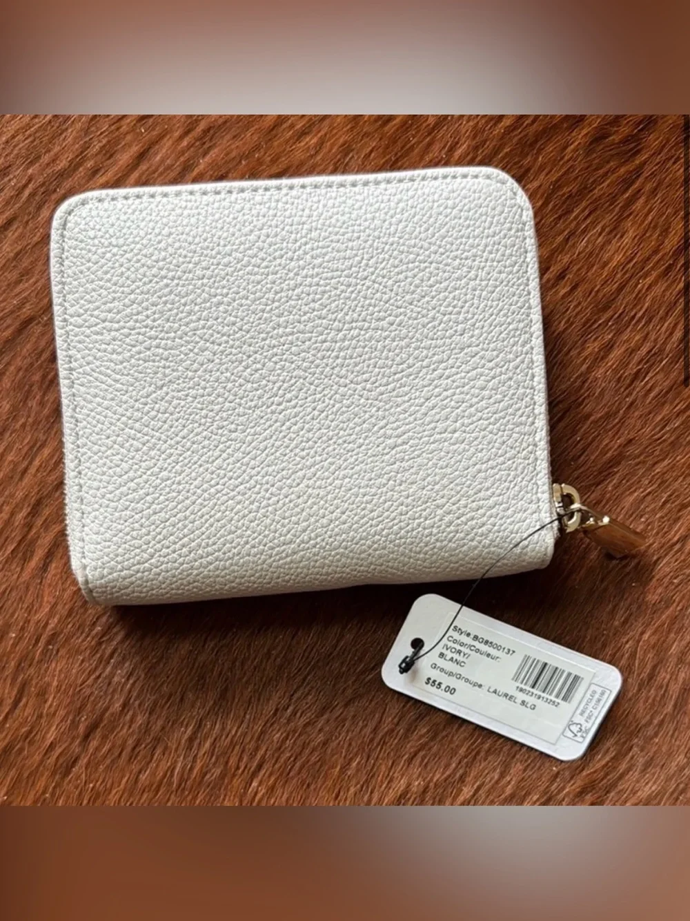 NWT - GUESS White leather Women's Wallet with gold hardware